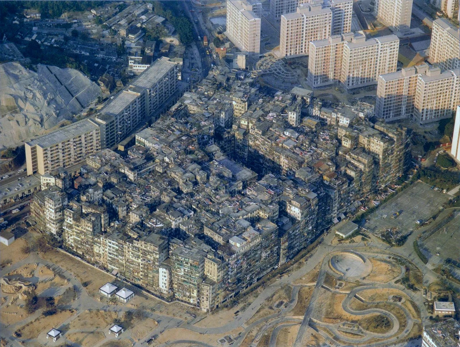 نمای هوایی Kowloon Walled City در سال ۱۹۸۹