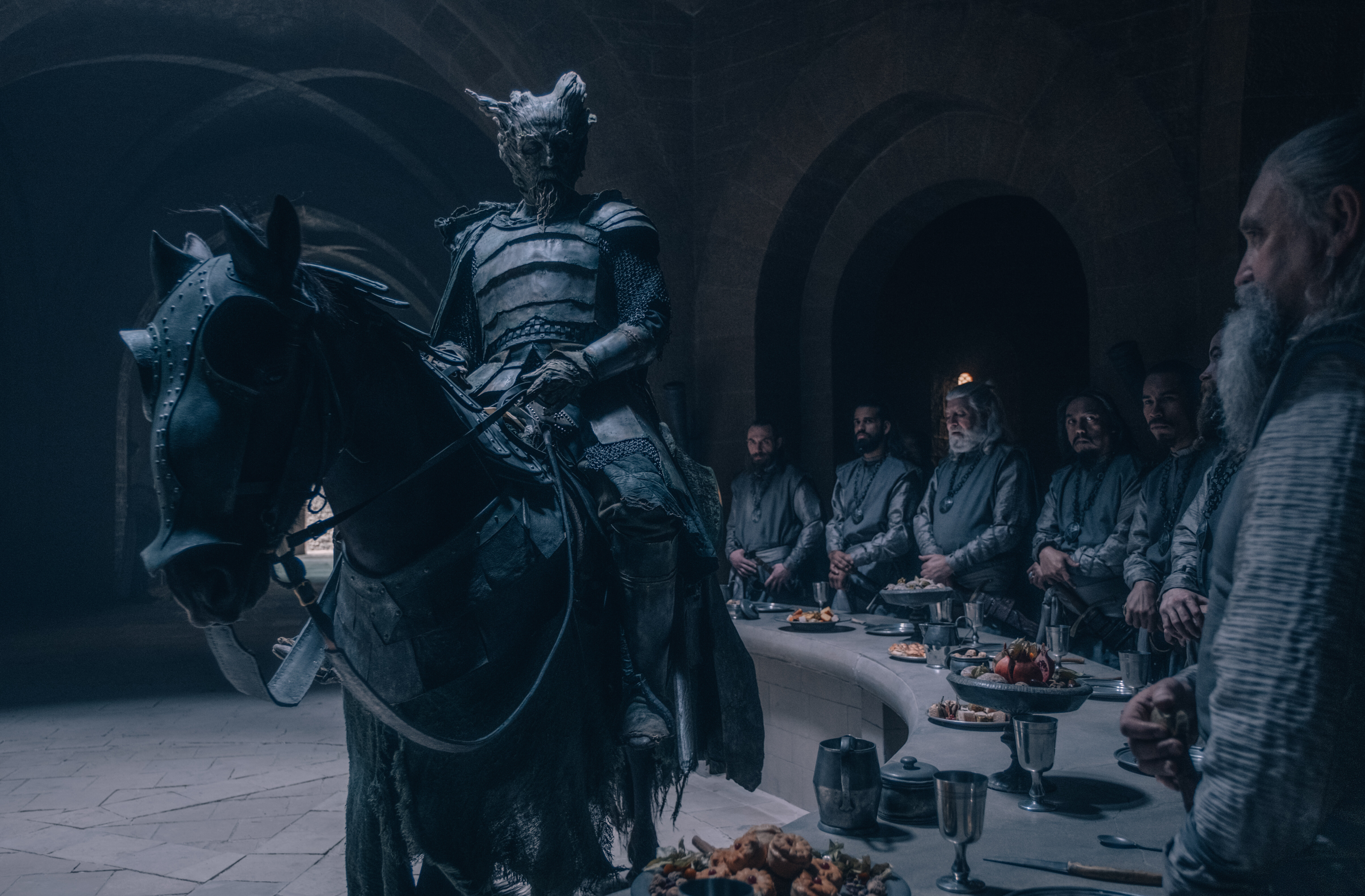 قابی از The Green Knight؛ بافت بصری فیلم یادآور سینمای فانتزیِ کلاسیک است.