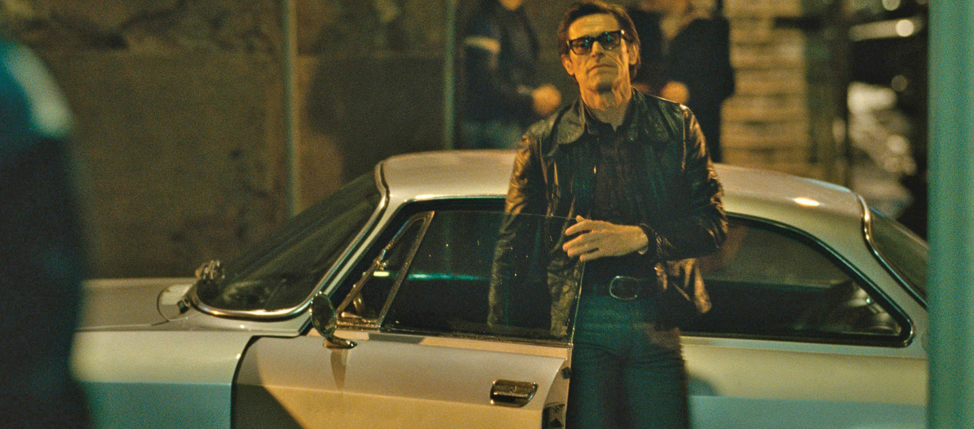 Willem Dafoe در نقش Pier Paolo Pasolini کنار خودرو در فیلم Pasolini