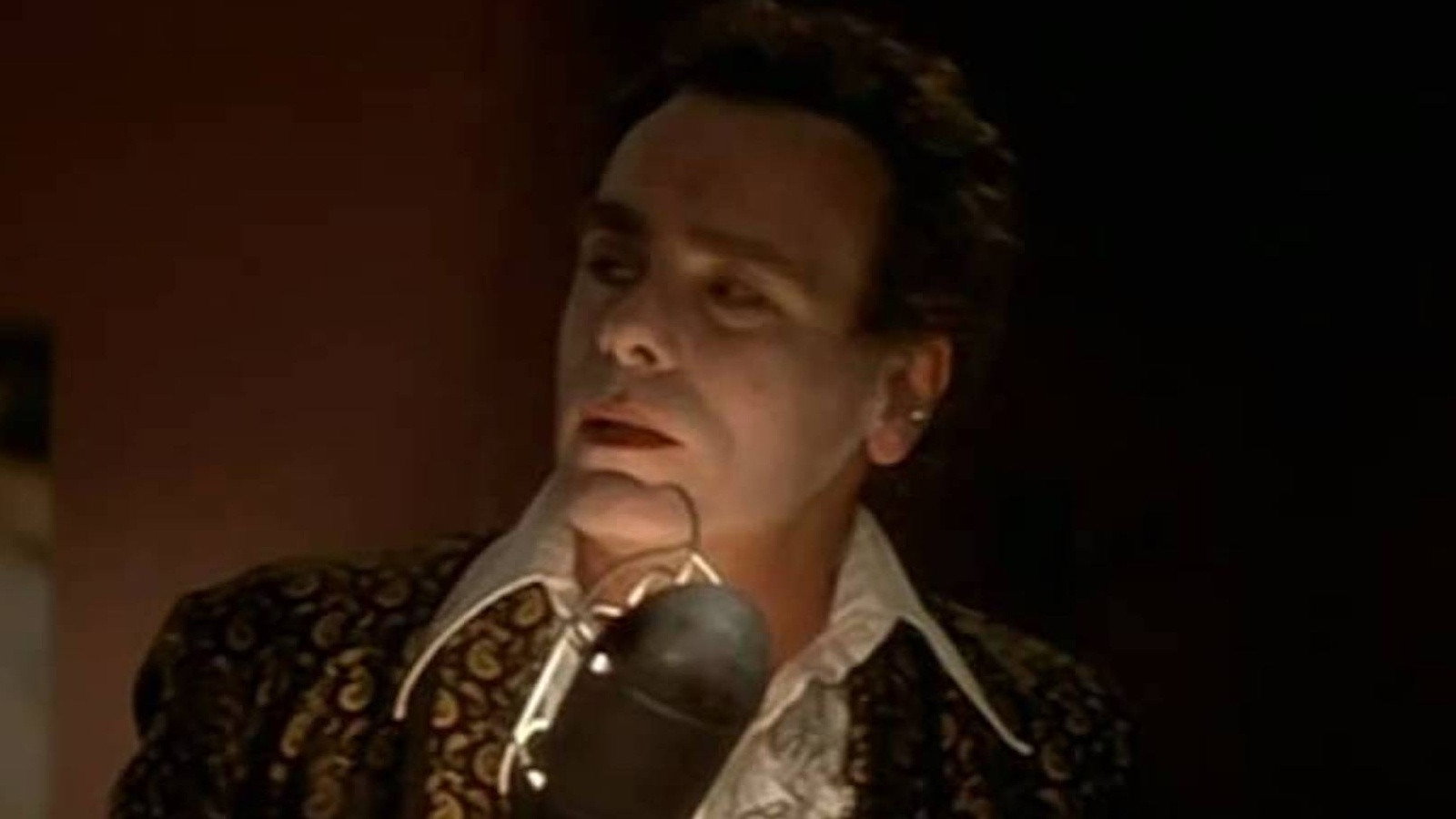 بن هنگام لب‌زدن ترانه In Dreams در فیلم Blue Velvet