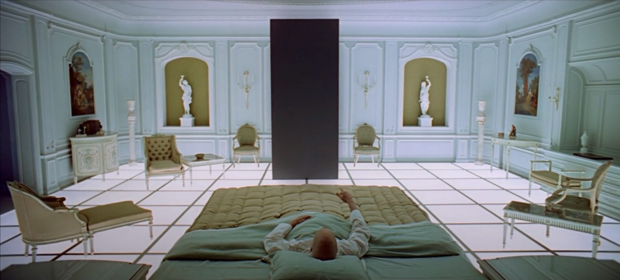 دیو بومن و مونولیت در اتاق سفید فیلم 2001: A Space Odyssey