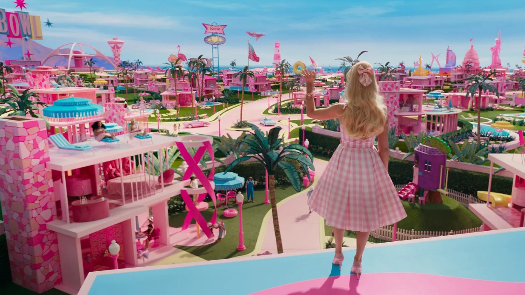 Barbie در حال تماشای Barbie Land