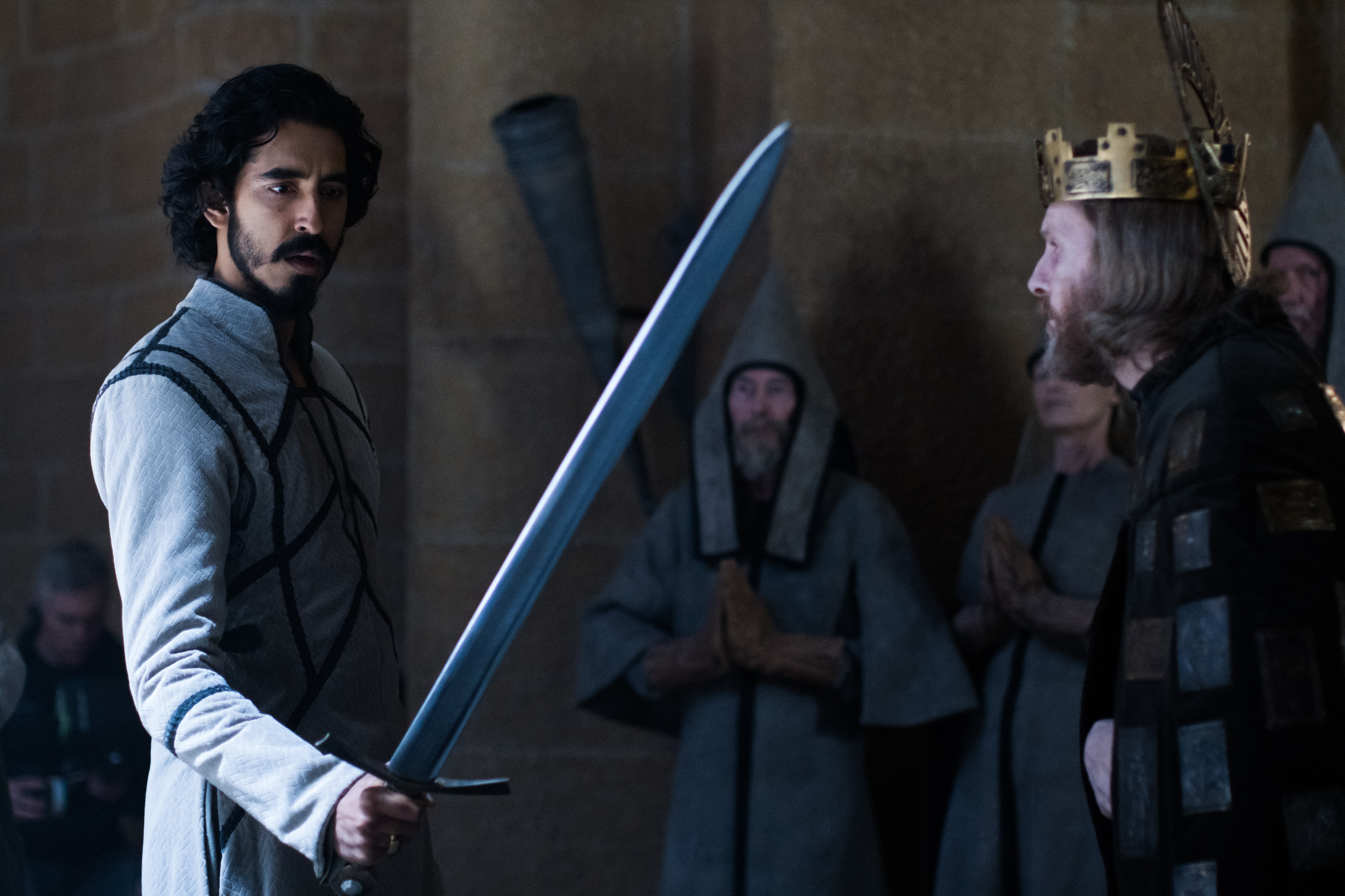 قابی از The Green Knight؛ فیلم از همان ابتدا جهانِ اسطوره‌ای و آزمون‌محورش را می‌سازد.