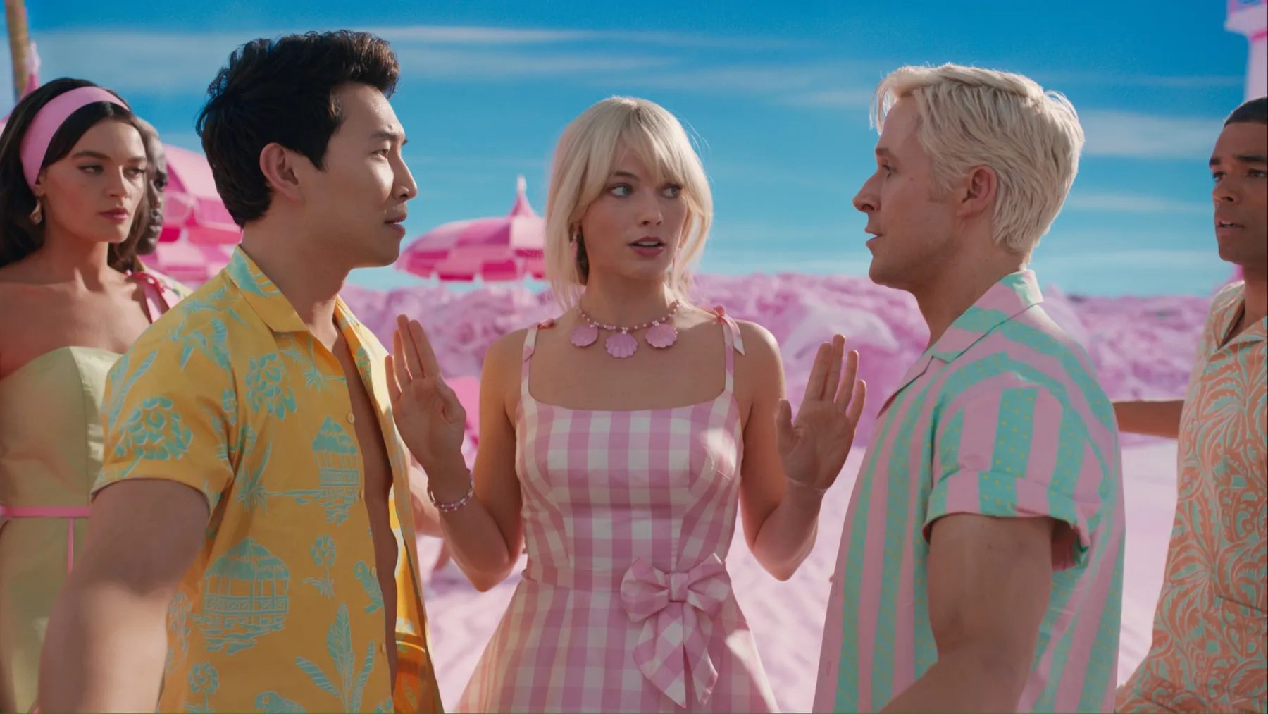 Barbie میان Kenها در Barbie Land